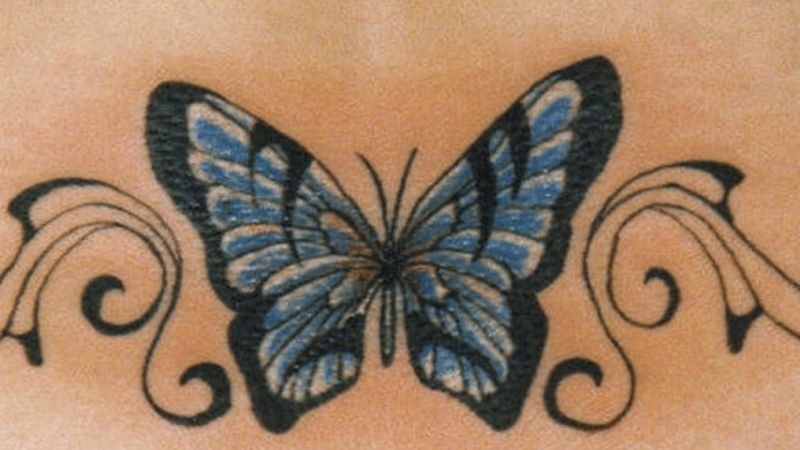 Schmetterlingstattoo auf dem Rücken